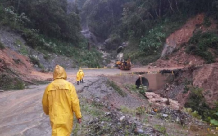 Mueren 6 personas tras derrumbe de cerro en Oaxaca
