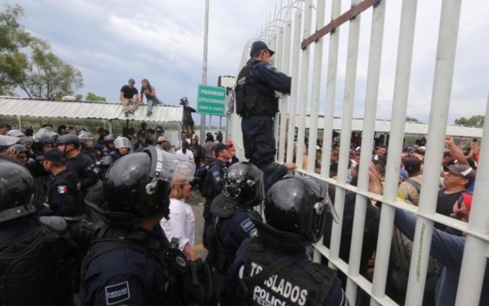 Frena PFP violencia en caravana migrante; hay lesionados