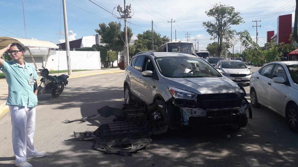 Automóvil es golpeado por un camión