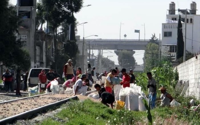 Saquean-habitantes-tren-de-trigo-en-Puebla
