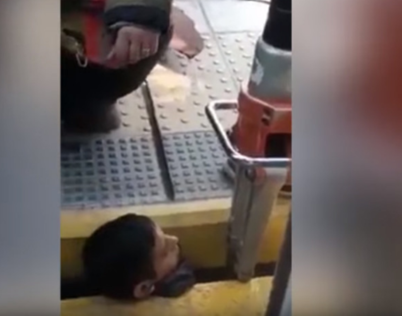 Video: Queda atrapado por la cabeza entre un tren y el andén