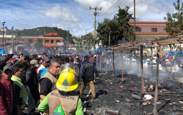 Video: Se incendia mercado de pirotecnia en Chamula