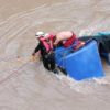 Un camión cayó a las caudalosas aguas del río de los Andes en Perú, dejando al menos a tres personas desaparecidas sin que hasta ahora las labores de búsqueda tengan éxito.