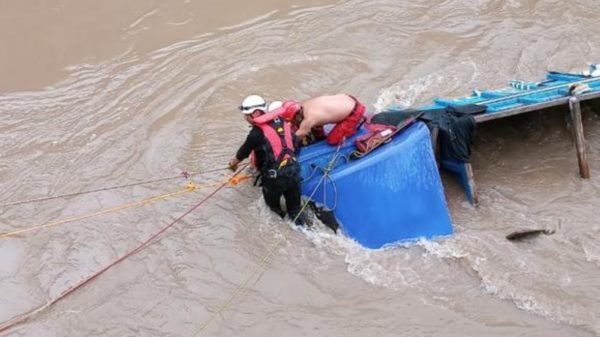 Un camión cayó a las caudalosas aguas del río de los Andes en Perú, dejando al menos a tres personas desaparecidas sin que hasta ahora las labores de búsqueda tengan éxito.