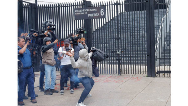 LANZAN “AYOTZINAPOS” PETARDOS EN EL SENADO