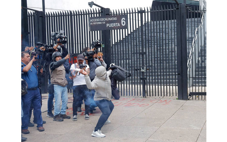 LANZAN “AYOTZINAPOS” PETARDOS EN EL SENADO